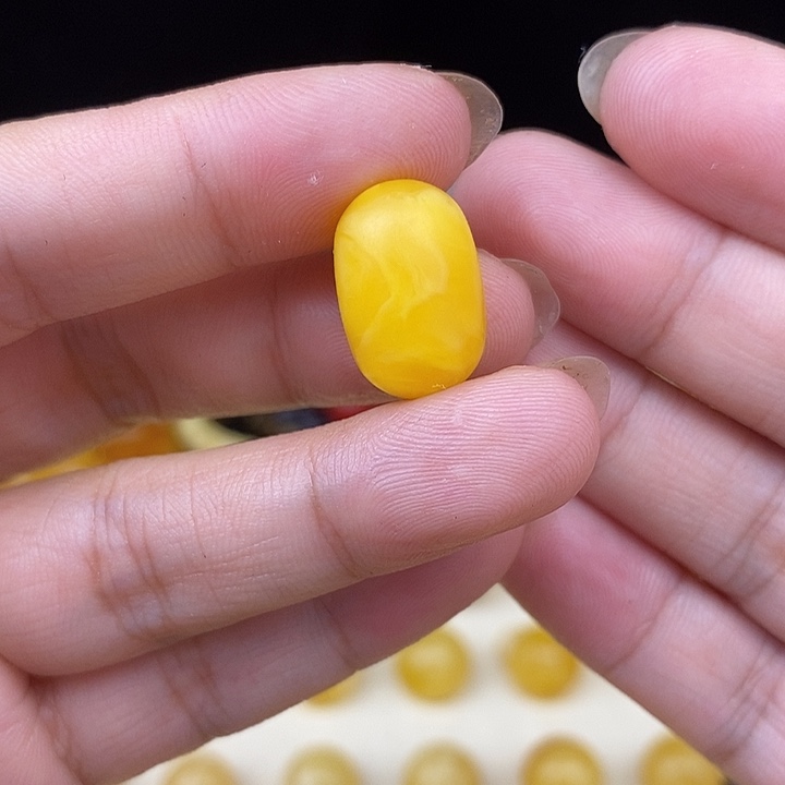 未镶嵌琥珀珠宝奇石95
