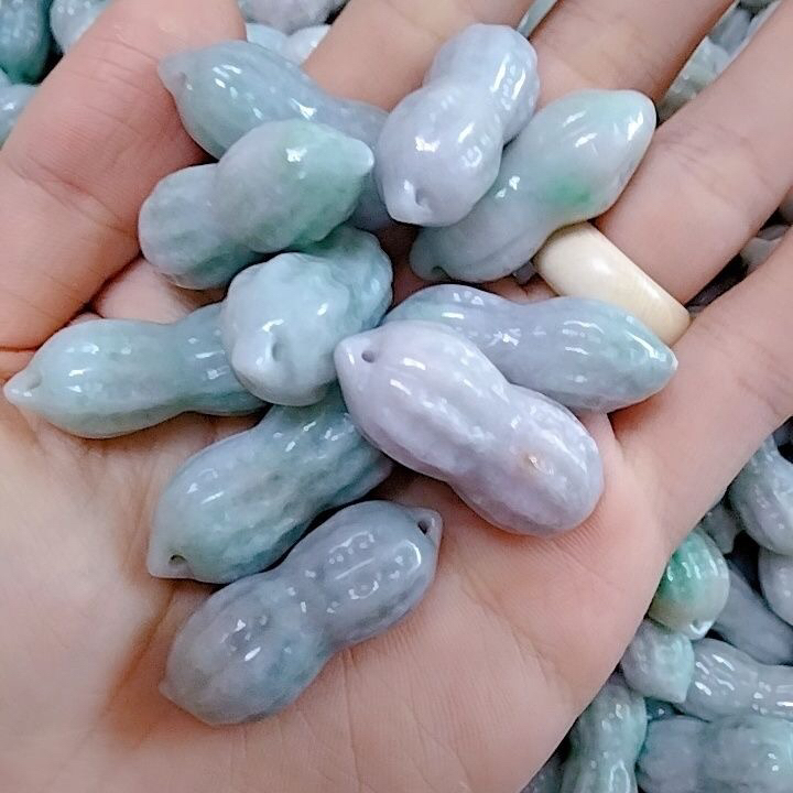 天然A货翡翠花生吊坠，做工精细颜色均匀，可做手机挂、包挂、车挂。