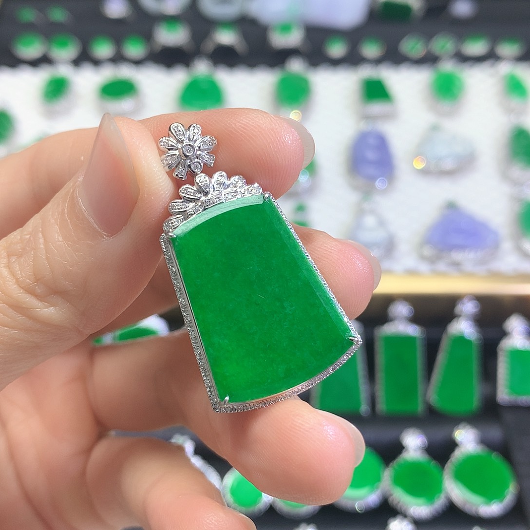 颈饰18K金镶嵌翡翠吊坠