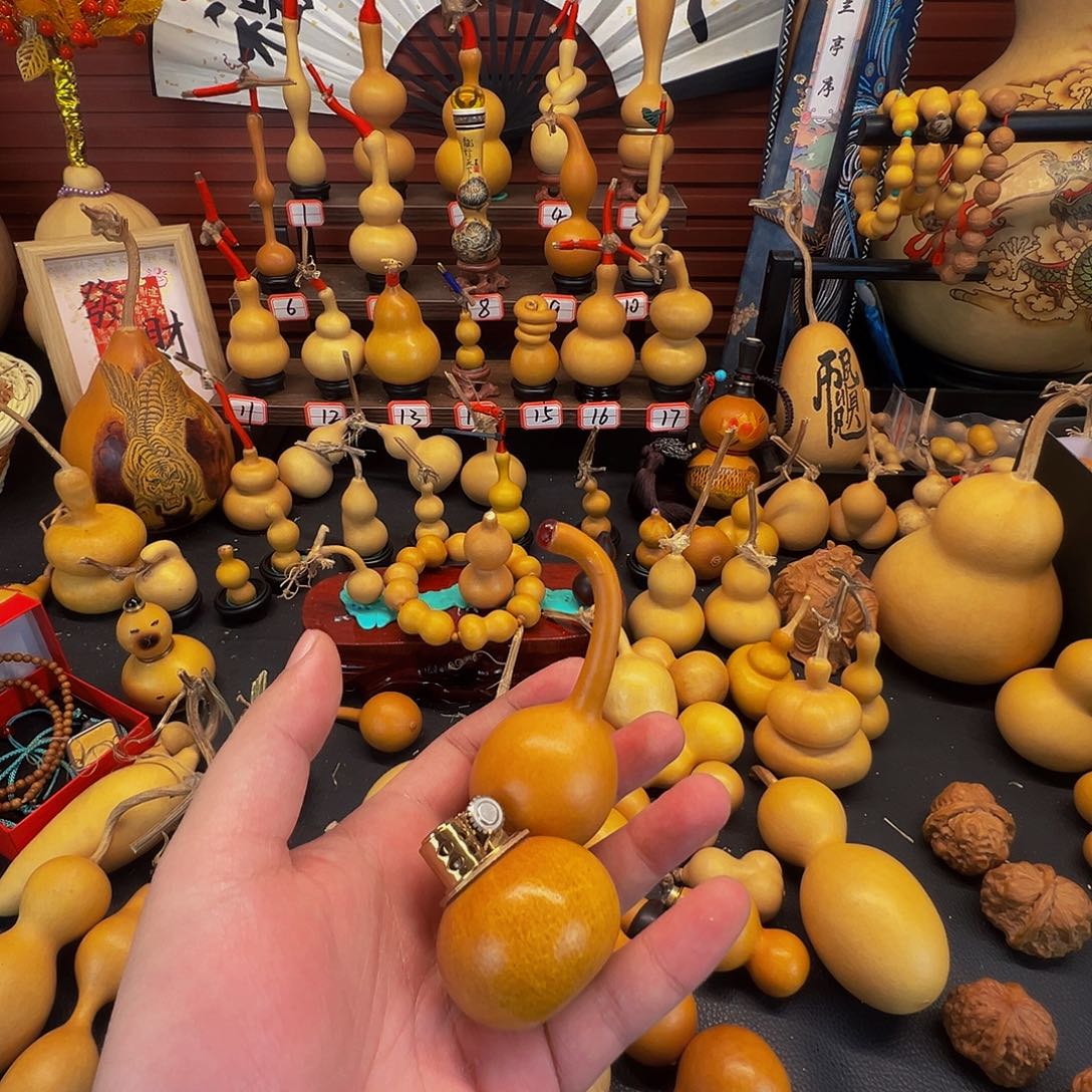 红***夫葫芦笙和一只小鸟在一起