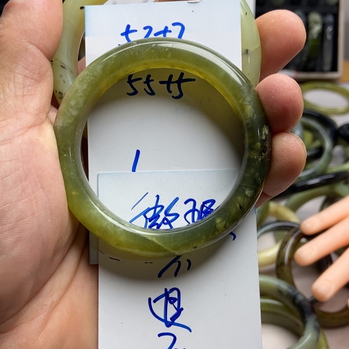 蛇纹石玉未镶嵌手镯