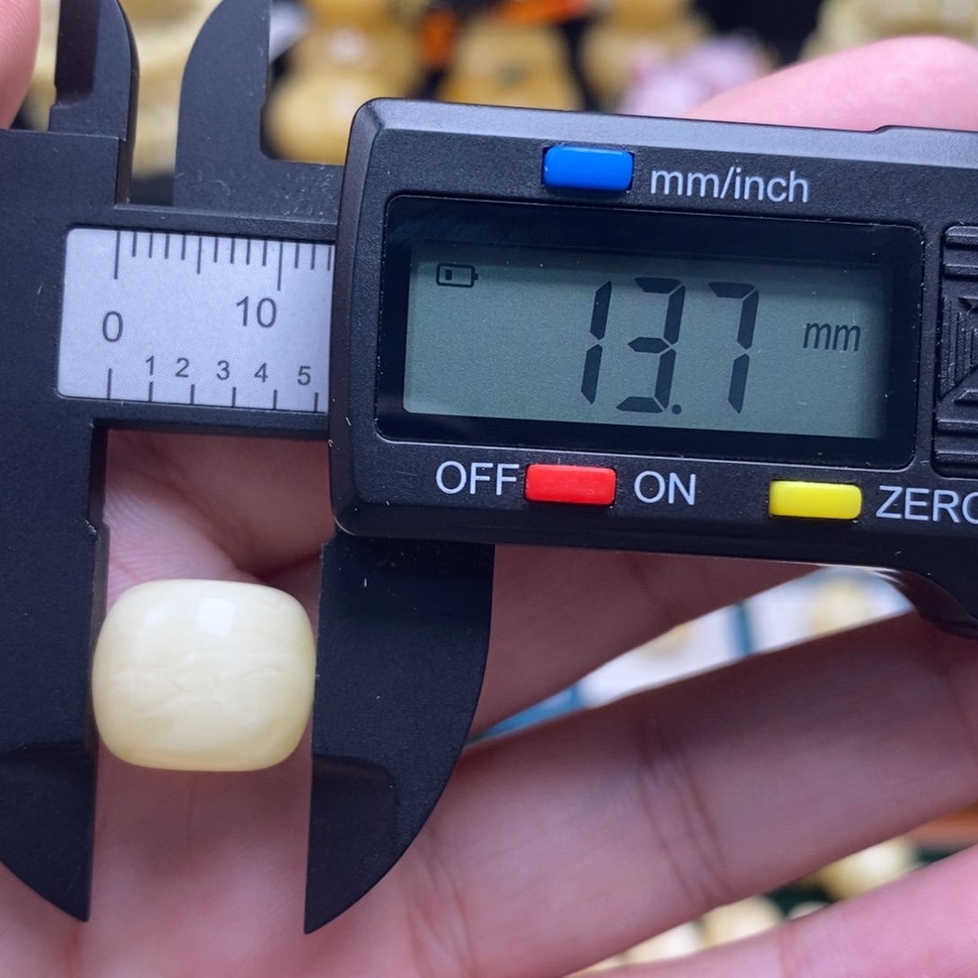 蜜蜡未镶嵌珠宝奇石