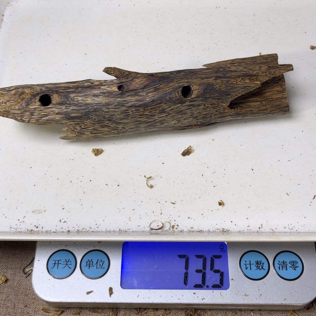 沉香木手把件奇楠虫漏73 克。。。