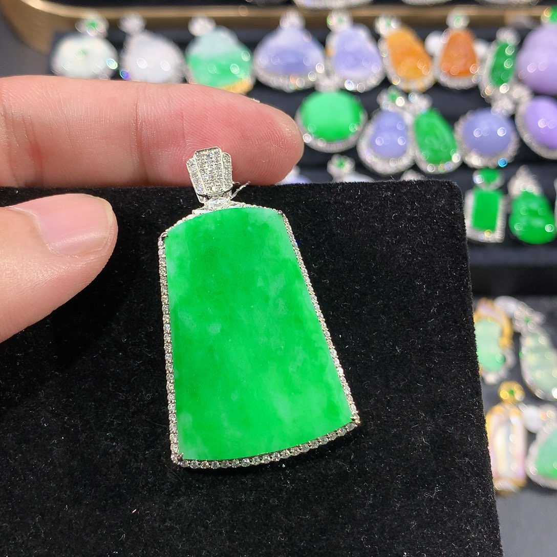 翡翠18K金镶嵌颈饰