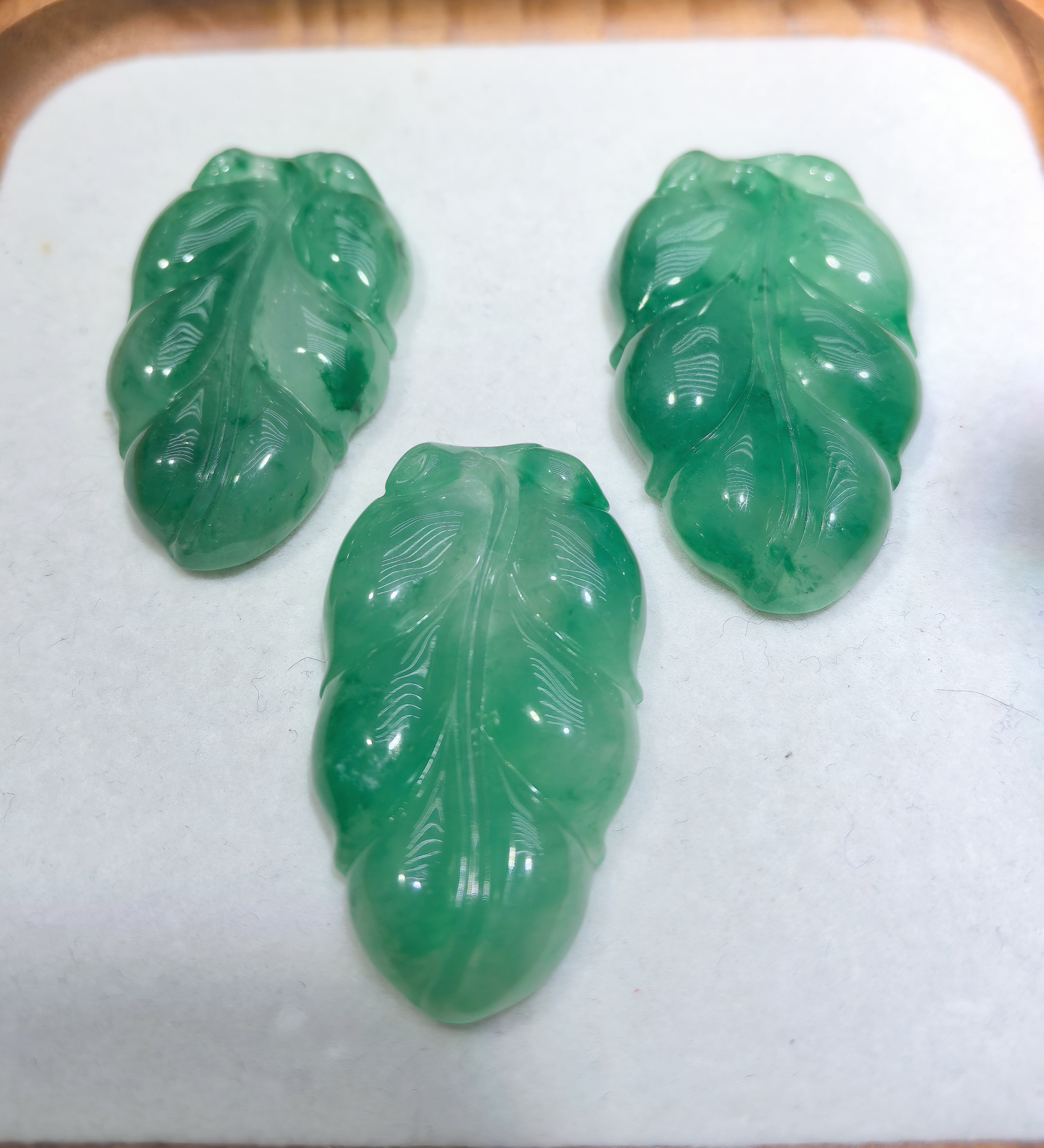 天然非洲翠金枝玉叶吊坠，颜色漂亮，外表完美，（多样性发货）