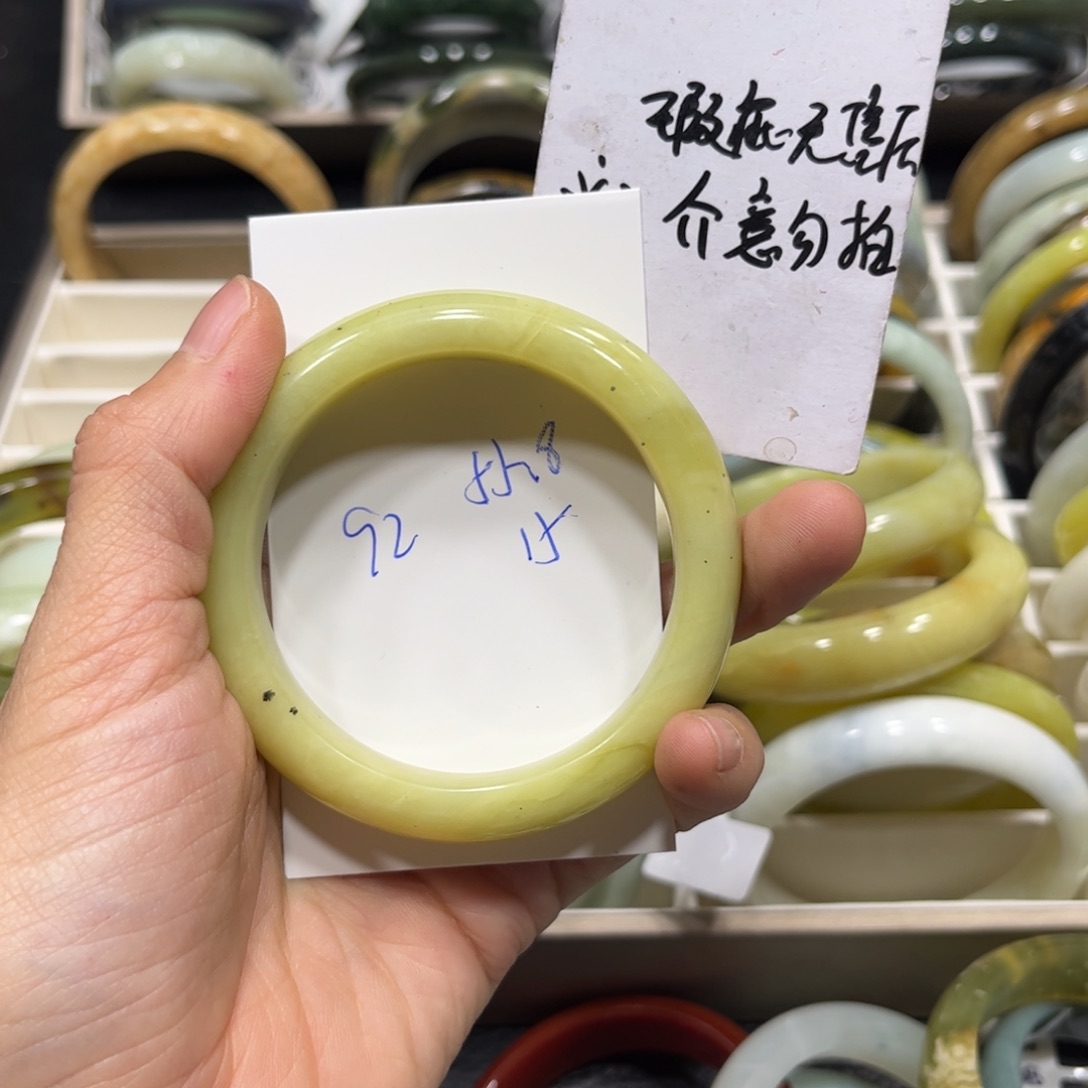 蛇纹石玉手镯未镶嵌璀*