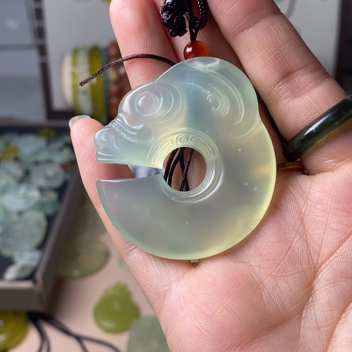 蛇纹石玉颈饰未镶嵌