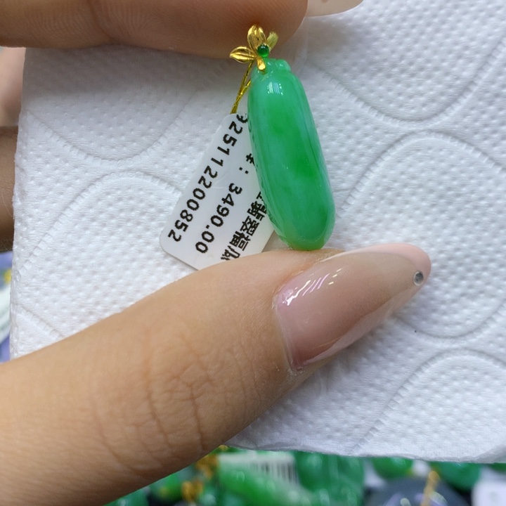 颈饰18K金镶嵌翡翠