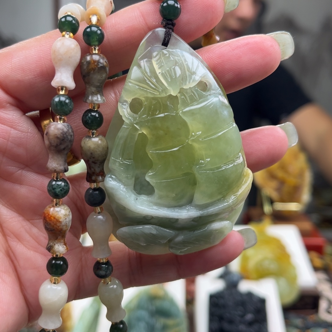 蛇纹石玉未镶嵌颈饰挂件