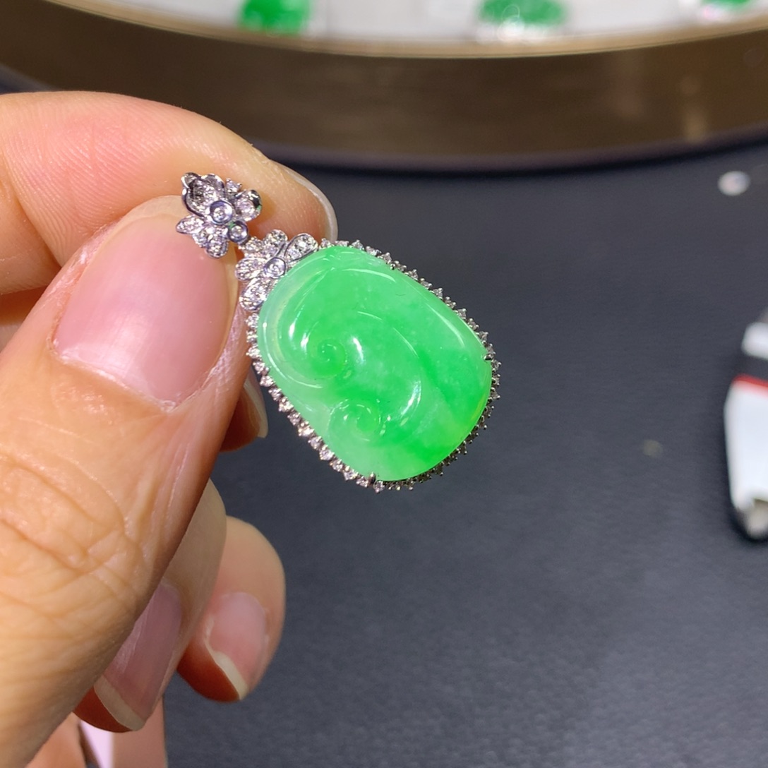 翡翠颈饰18K金镶嵌翡翠