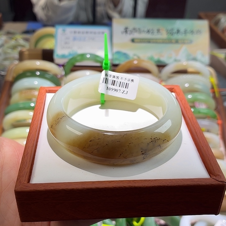 和田玉未镶嵌手镯45。 58