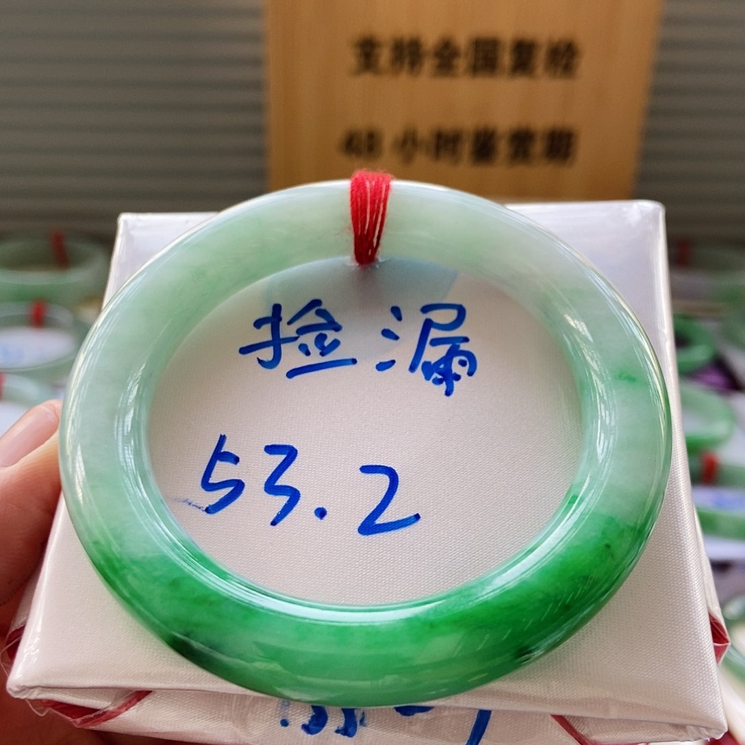 翡翠手镯未镶嵌24绿底阳绿半山24