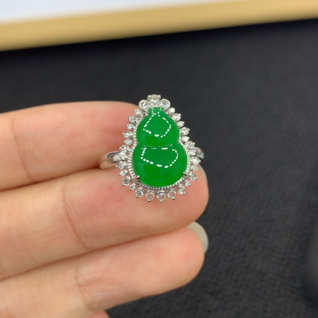 18K金镶嵌戒指翡翠朱**?葫芦戒指