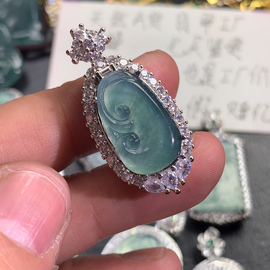 翡翠颈饰未镶嵌如意