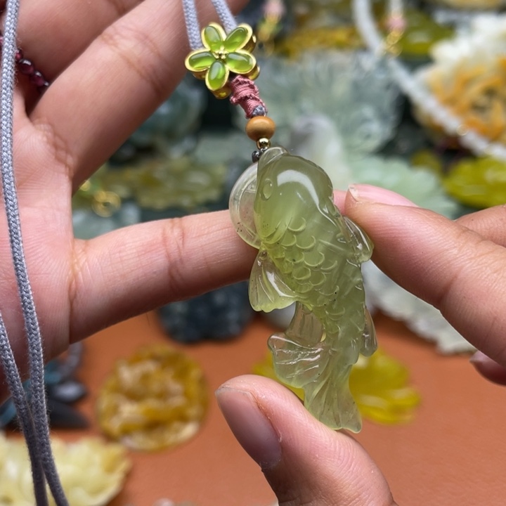 未镶嵌蛇纹石玉吊坠
