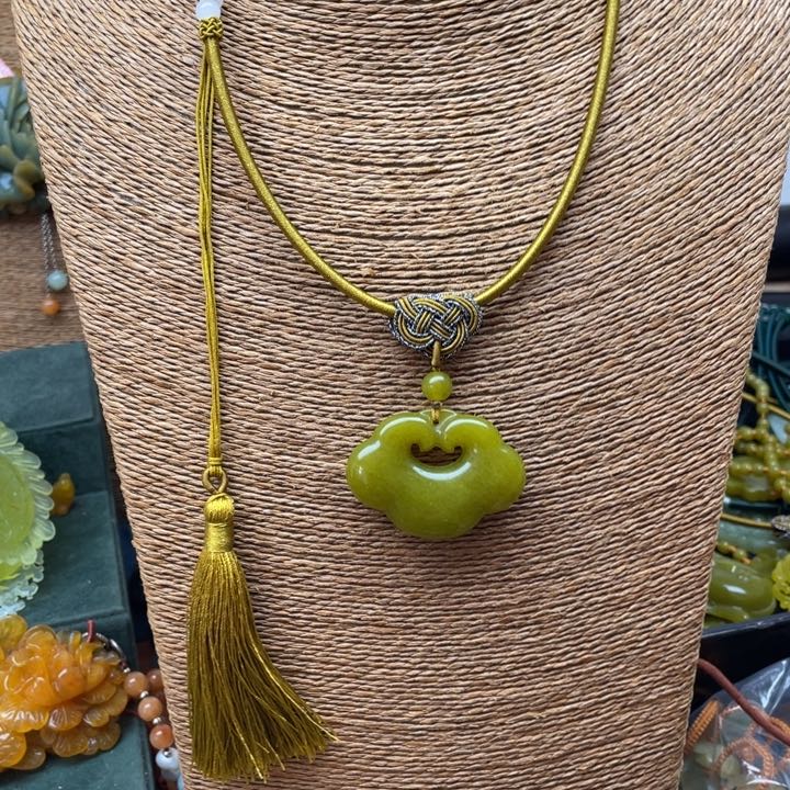 蛇纹石玉吊坠未镶嵌