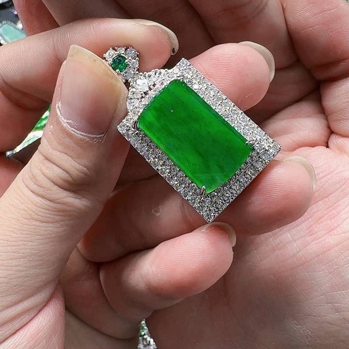 翡翠颈饰未镶嵌天然A货翡翠放漏