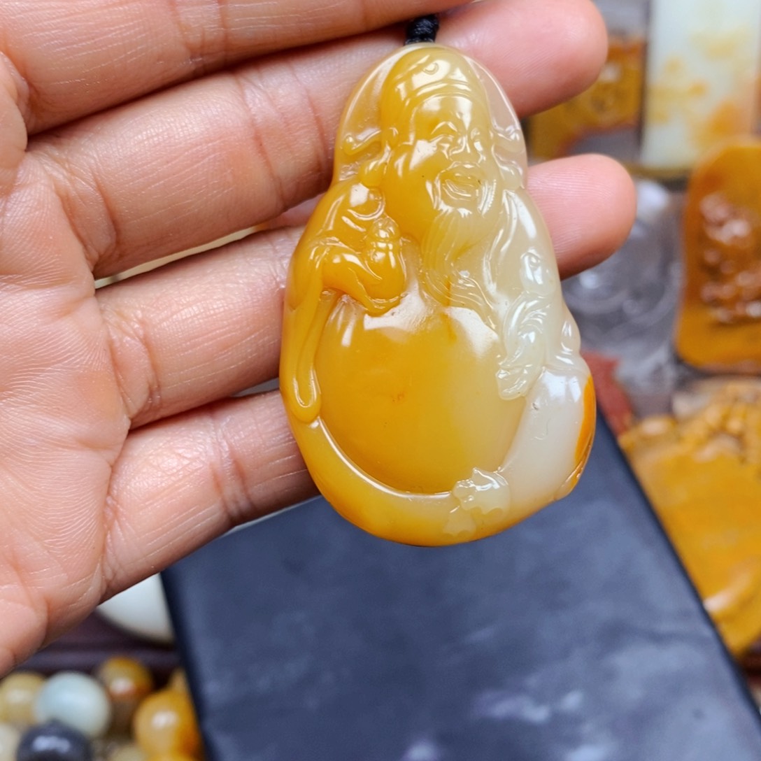 石英质玉（黄龙玉）颈饰未镶嵌