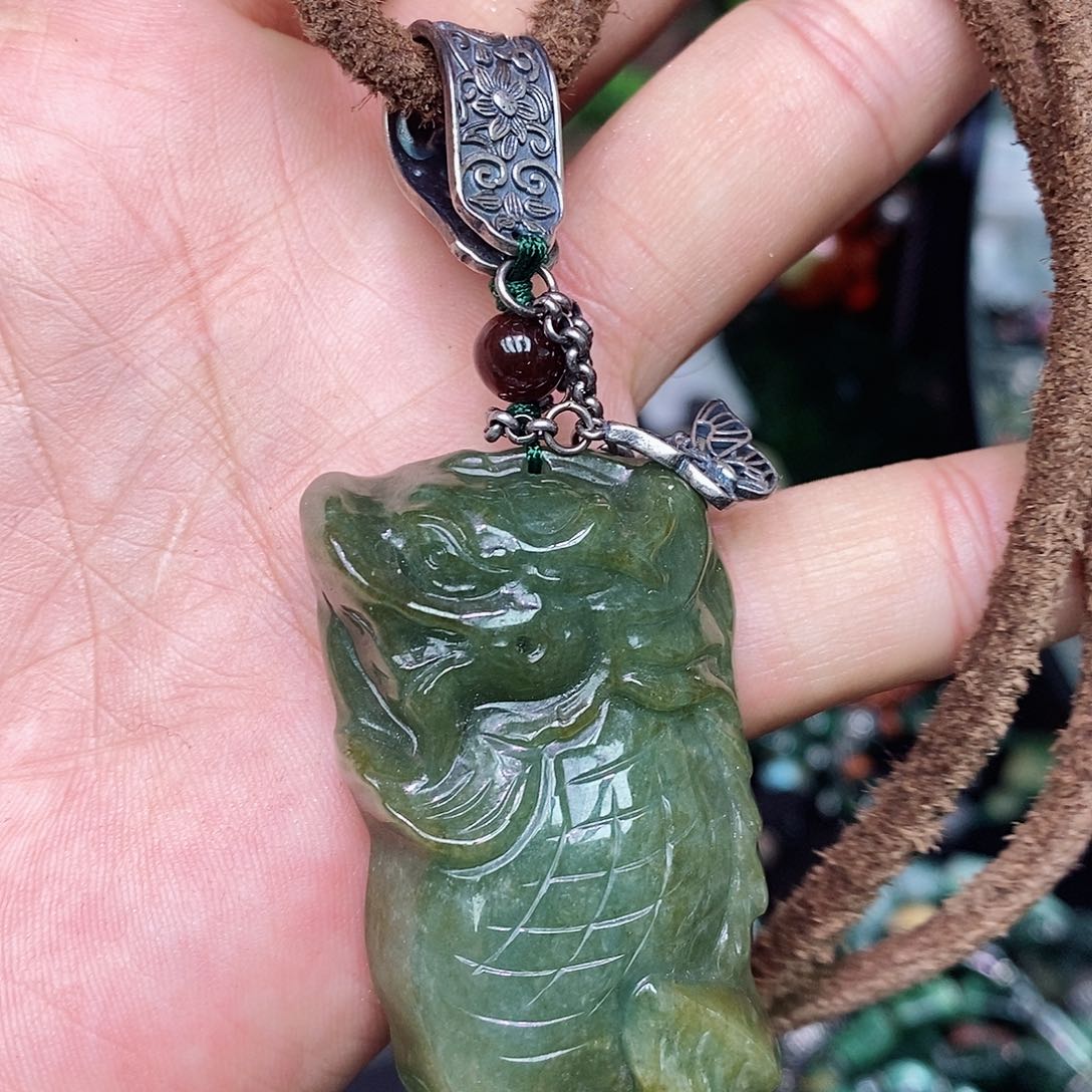 翡翠未镶嵌颈饰漂亮美眉