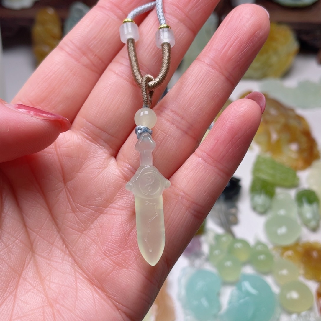 蛇纹石玉颈饰未镶嵌