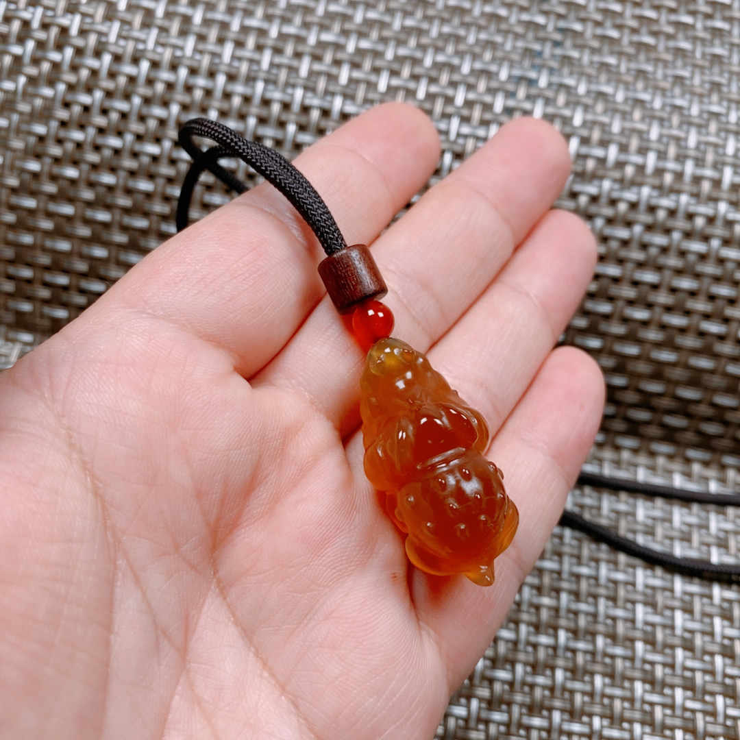 天然原石玛瑙江料蜜糖色小鳄鱼吊坠精品玛瑙钥匙扣包挂件