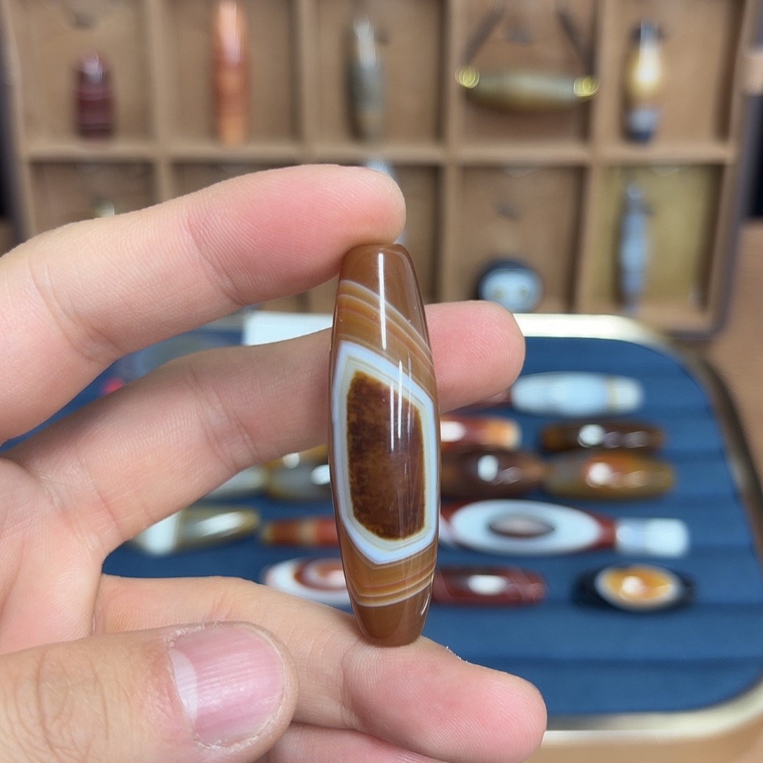 艾***管玛瑙/玉髓合金颈饰