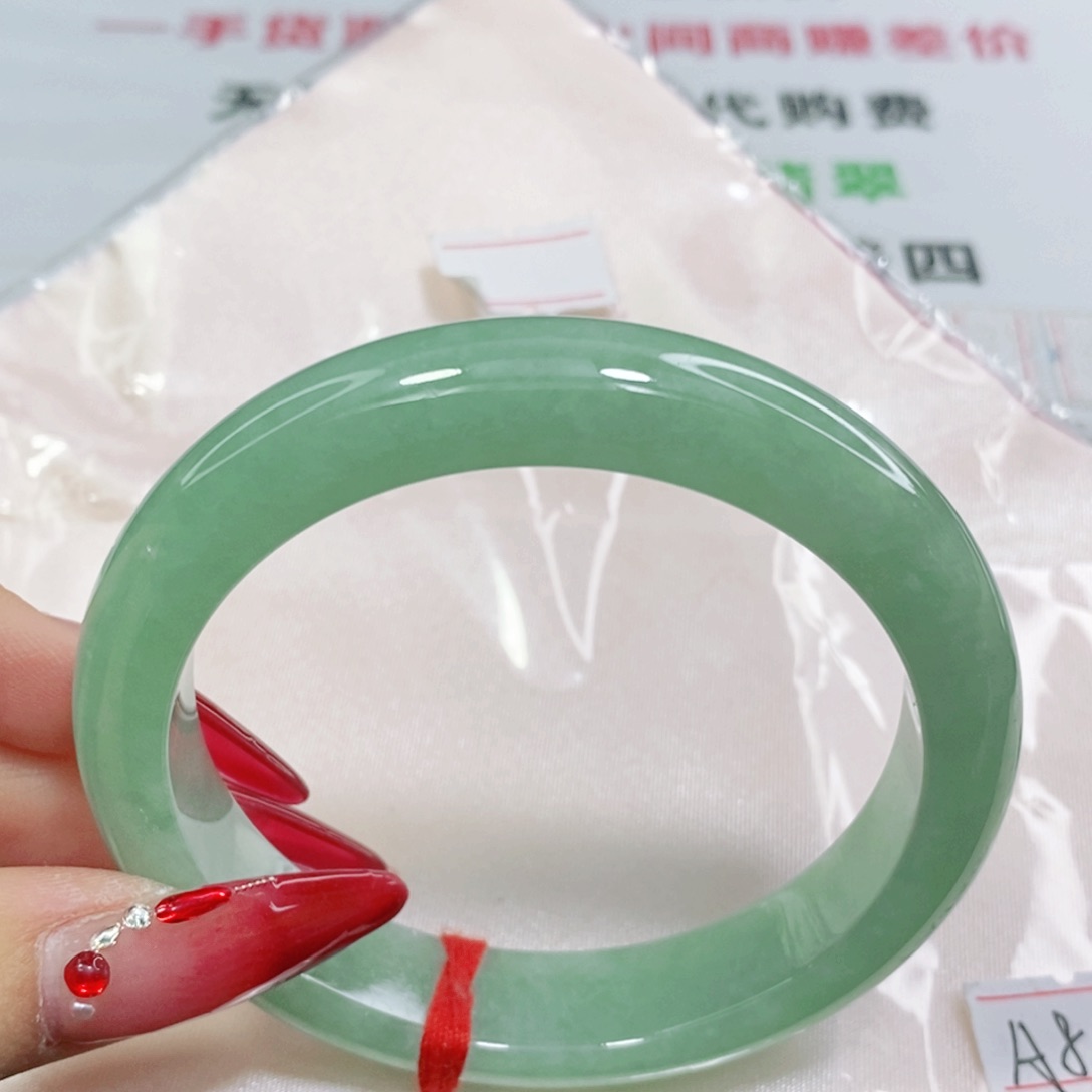 翡翠手镯未镶嵌57.4圈。