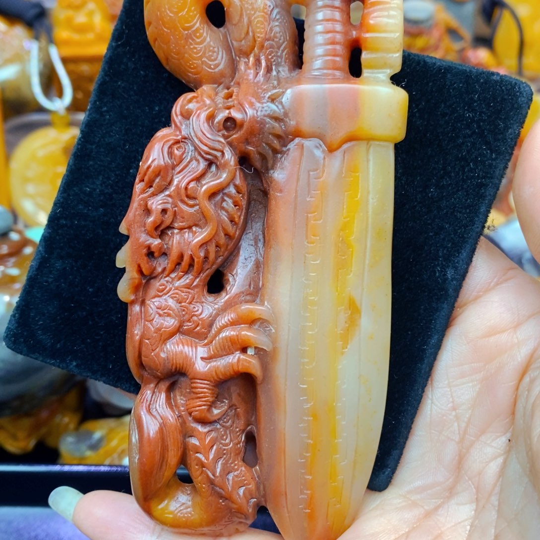 未镶嵌石英质玉（黄龙玉）颈饰