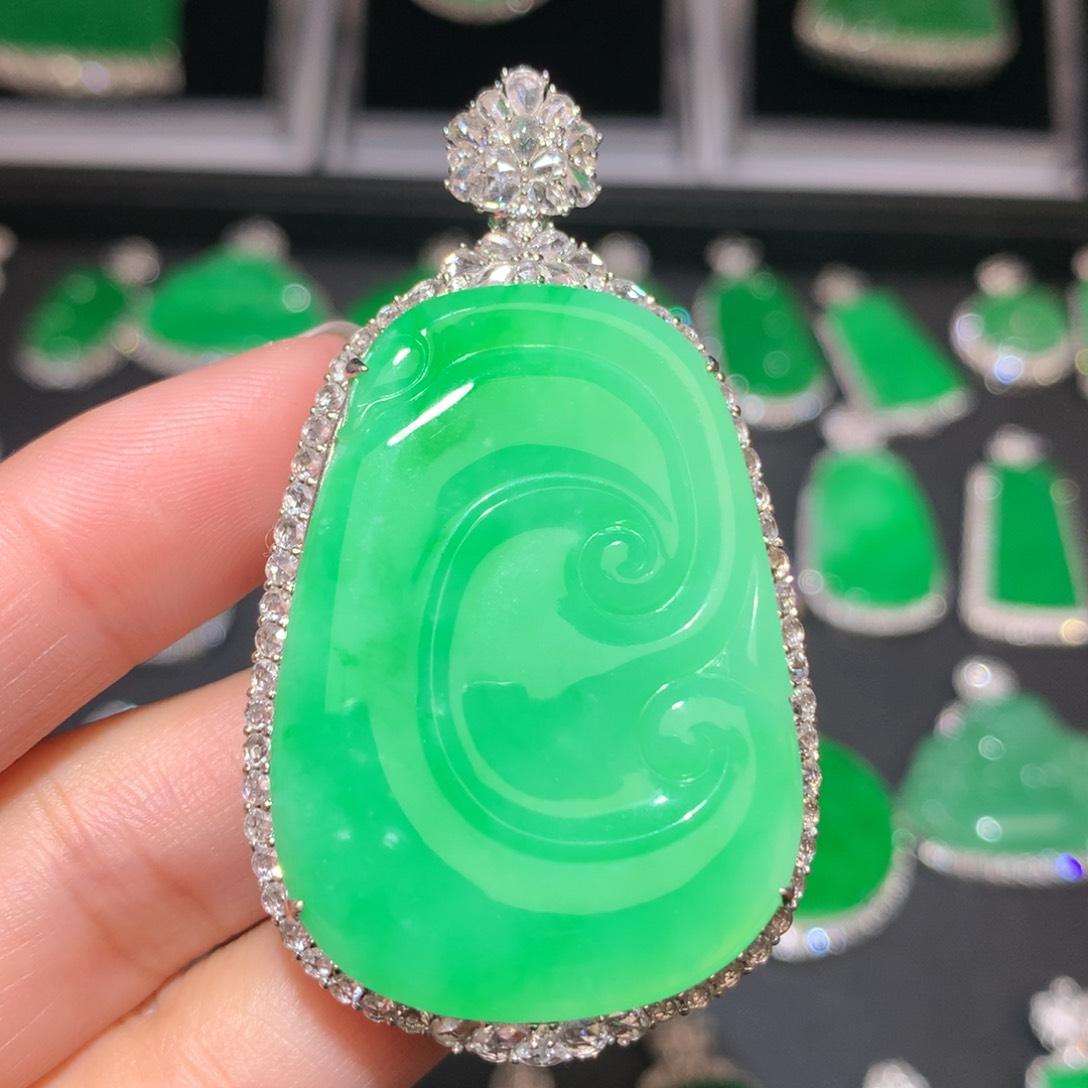 翡翠颈饰18K金镶嵌翡翠