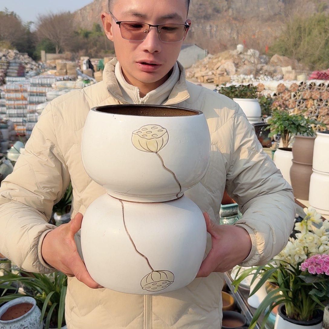 紫砂花盆口19高15（两个莲子拼白色刻绘