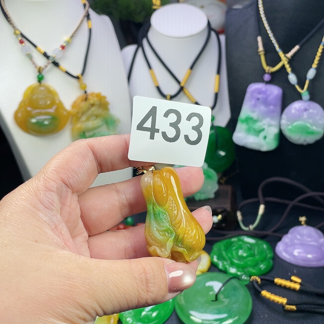 翡翠未镶嵌吊坠(赠链)