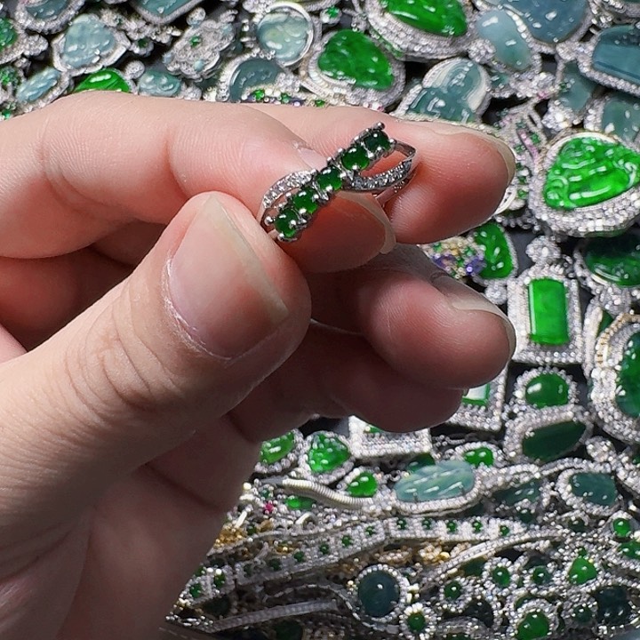 翡翠颈饰未镶嵌天然A货翡翠放漏