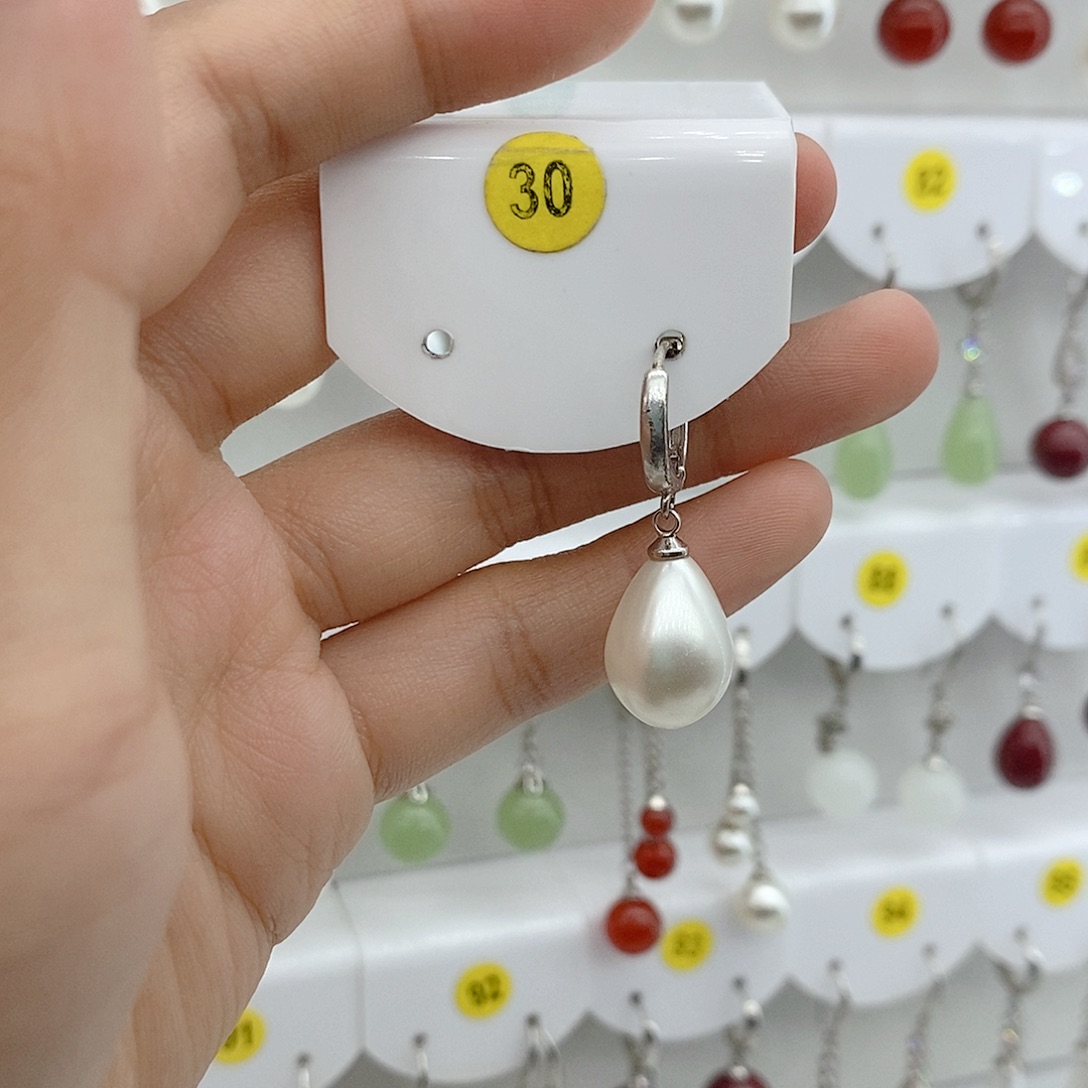 无足银白色的珠子