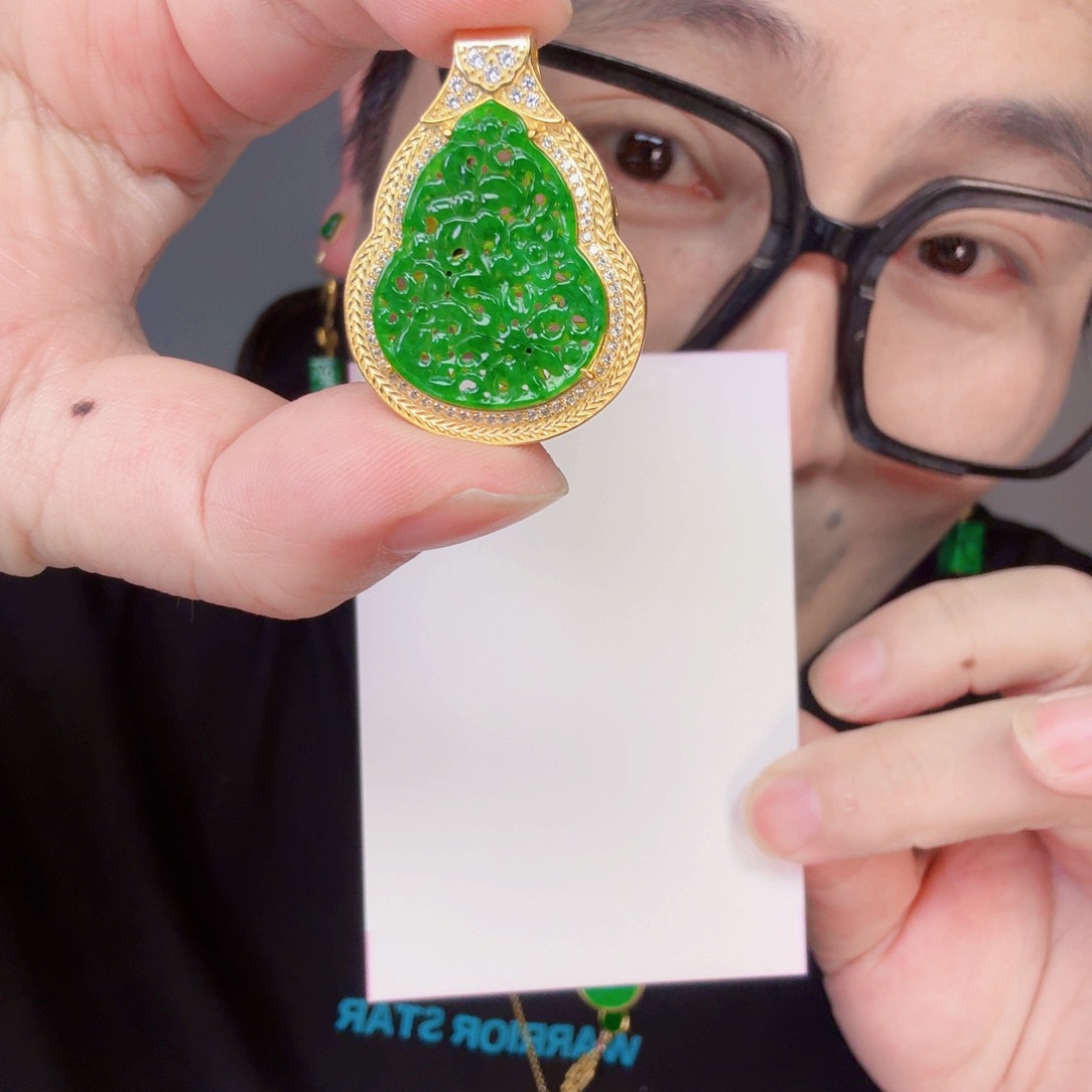 翡翠未镶嵌颈饰一件