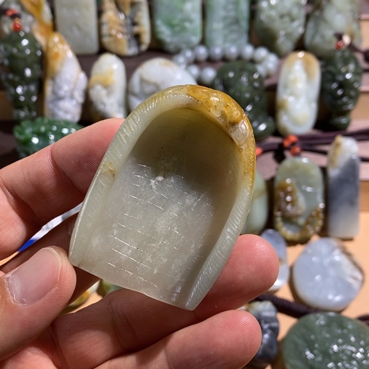 和田玉未镶嵌把件