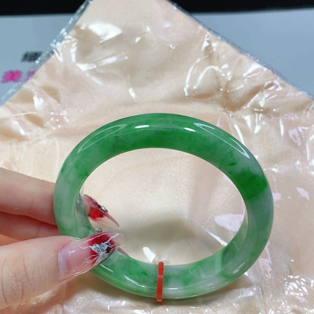 翡翠手镯未镶嵌吃***呢54 54 54