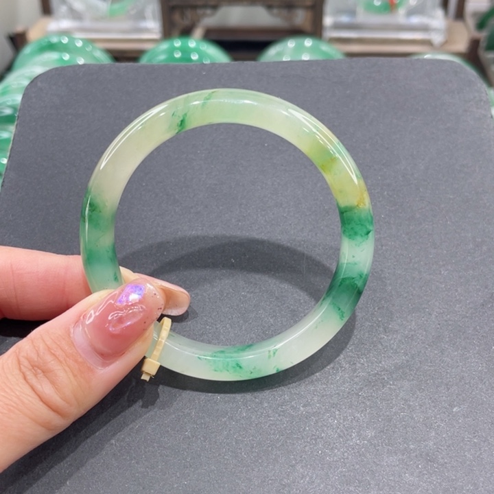 未镶嵌手镯石英质玉