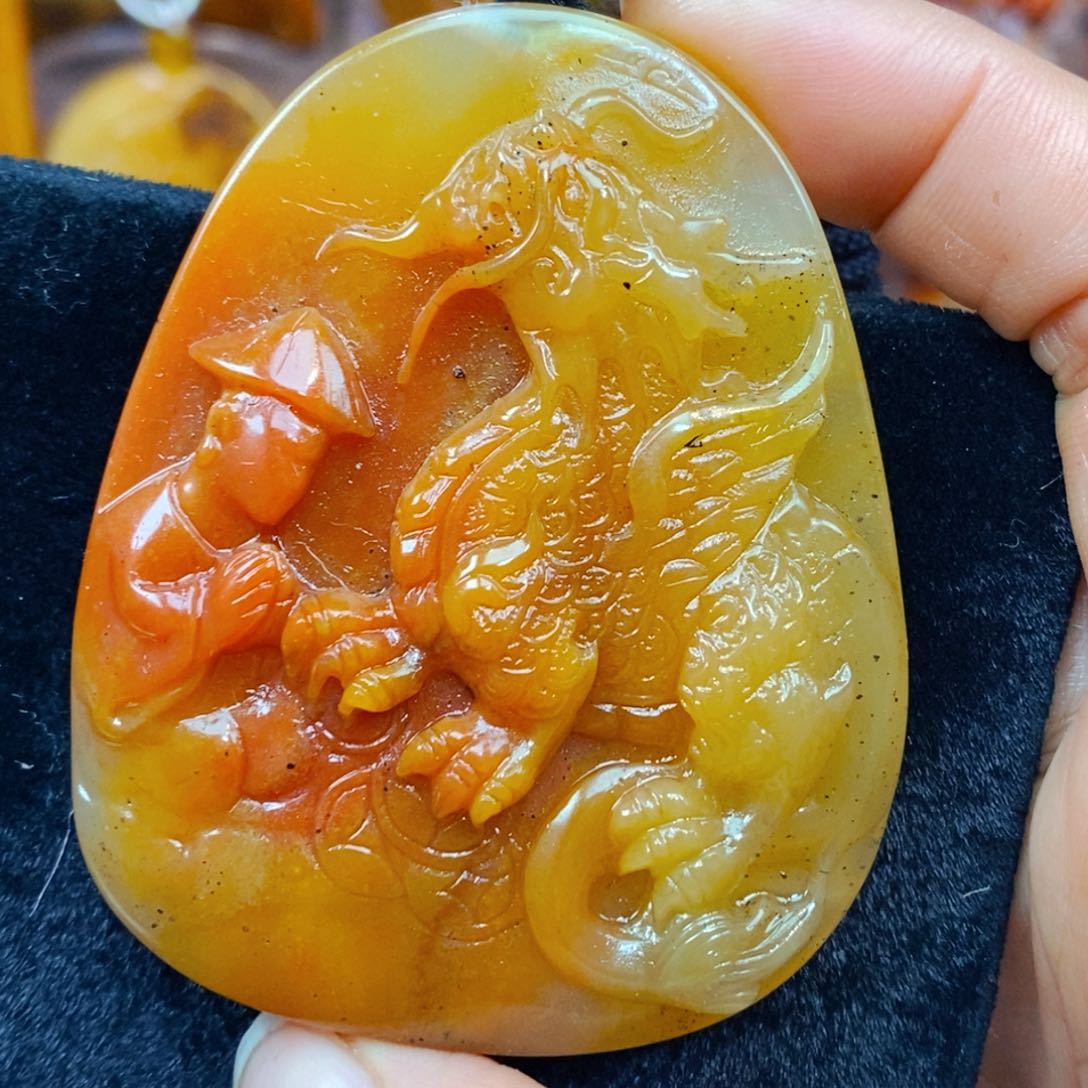 未镶嵌石英质玉（黄龙玉）颈饰