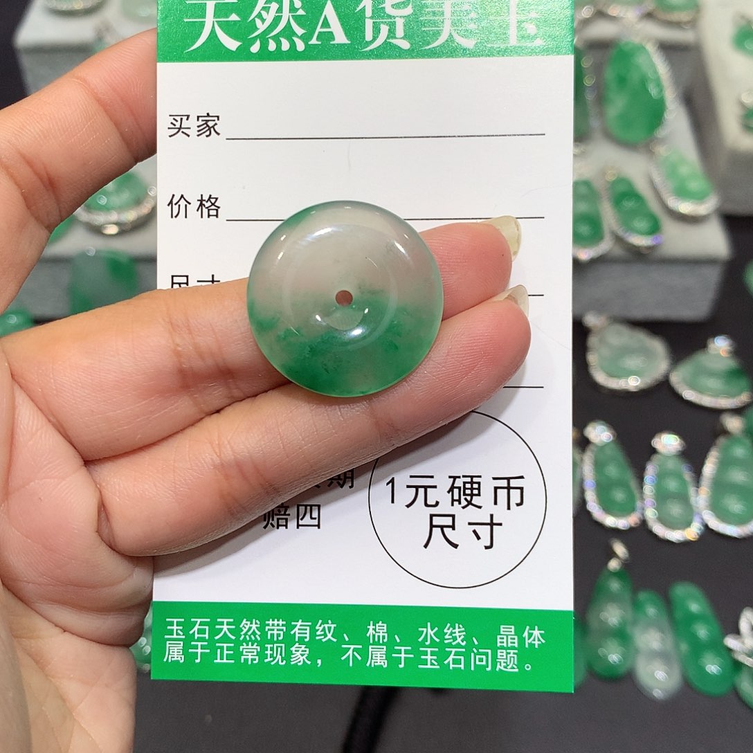 颈饰未镶嵌石英质玉（非洲翠）莫*