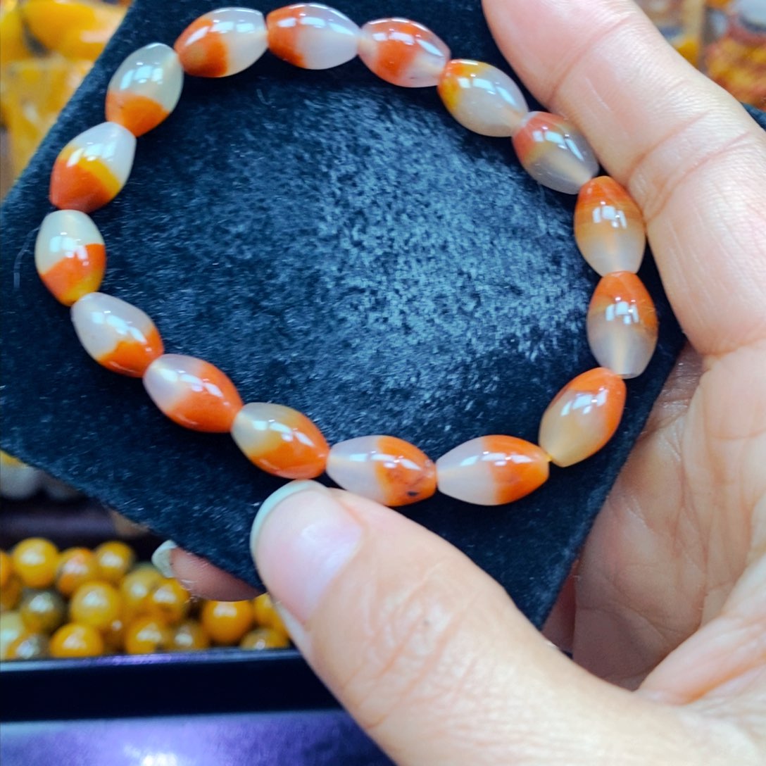 未镶嵌石英质玉（黄龙玉）颈饰