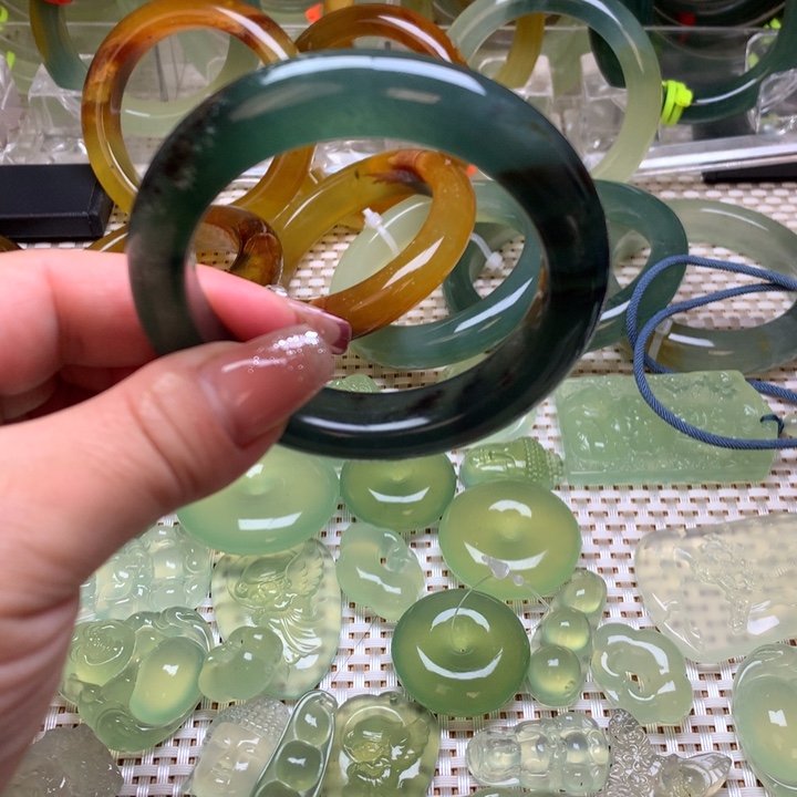 蛇纹石玉手镯53圈口微瑕未镶嵌