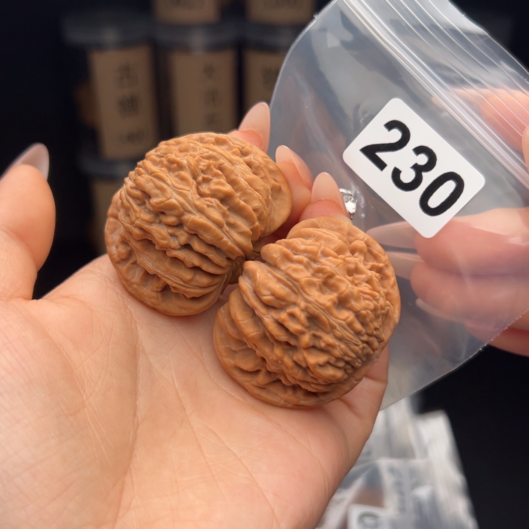 乌****文玩核桃吊坠四座楼