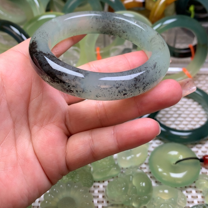 蛇纹石玉手镯58圈口微瑕未镶嵌
