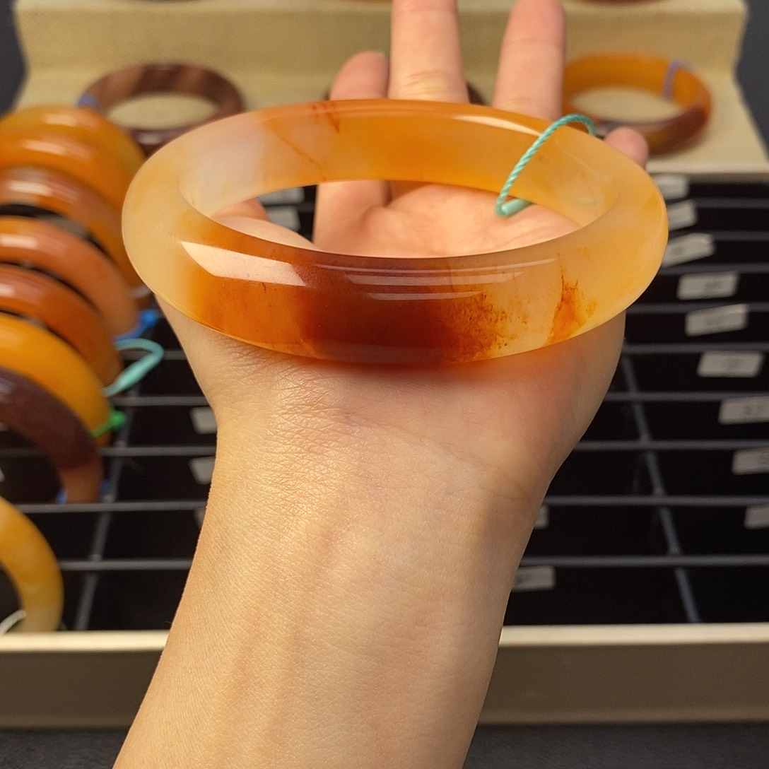 非金属无冰底红色一口糖，67.8圈口，11号