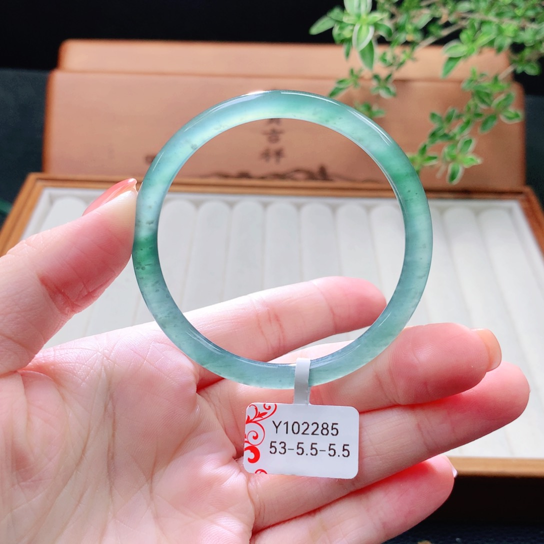 未镶嵌手镯（圆镯）翡翠