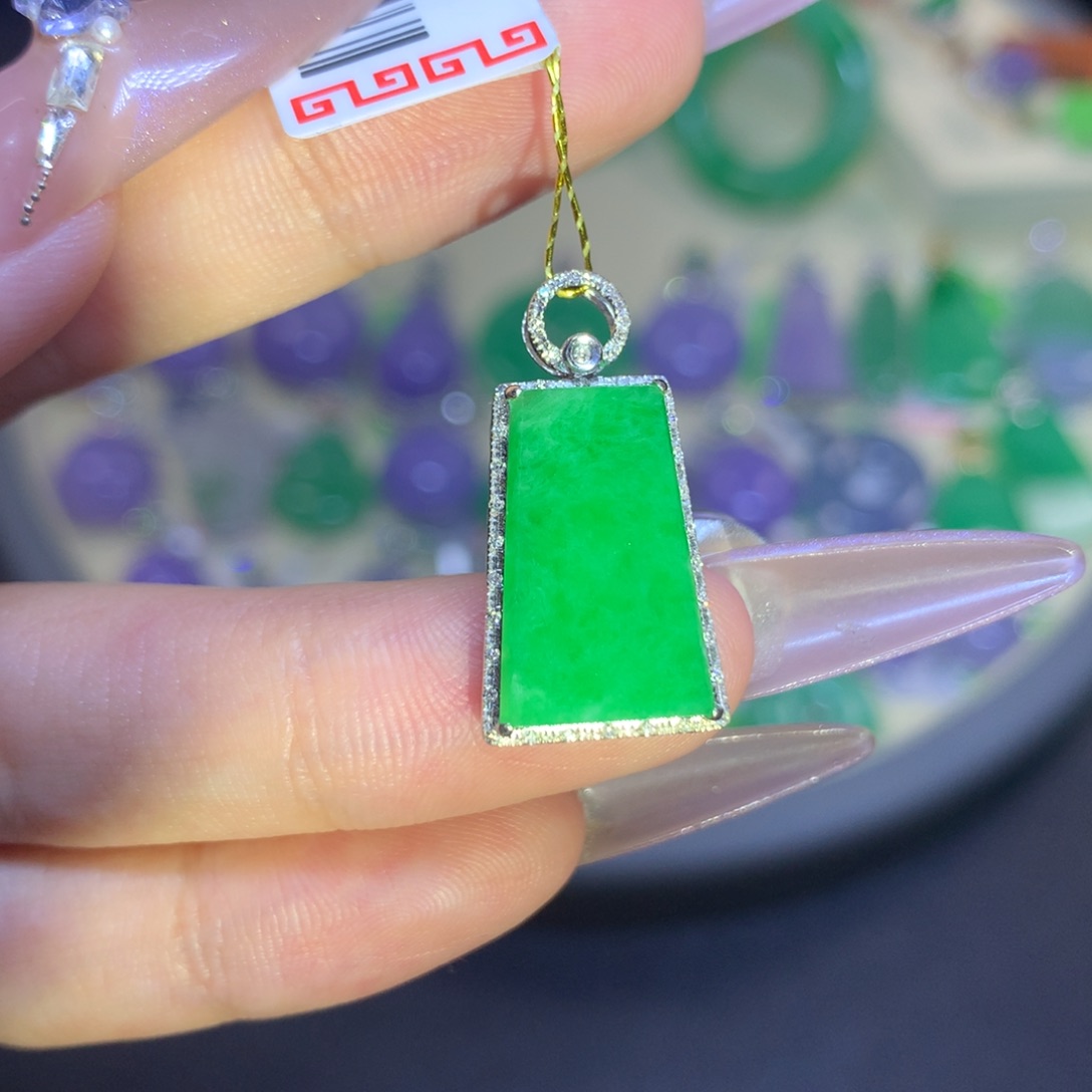 翡翠18K金镶嵌颈饰