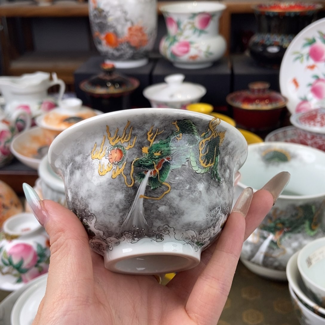 陶瓷艺术家的作品是一种