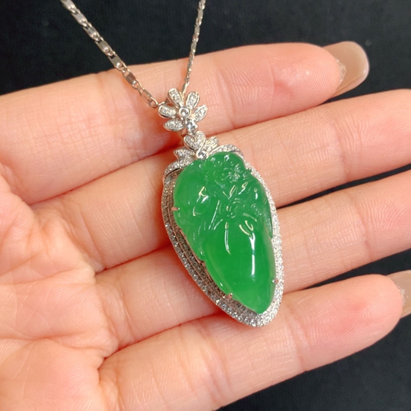 【闪购商品】颈饰18K金镶嵌翡翠寿桃