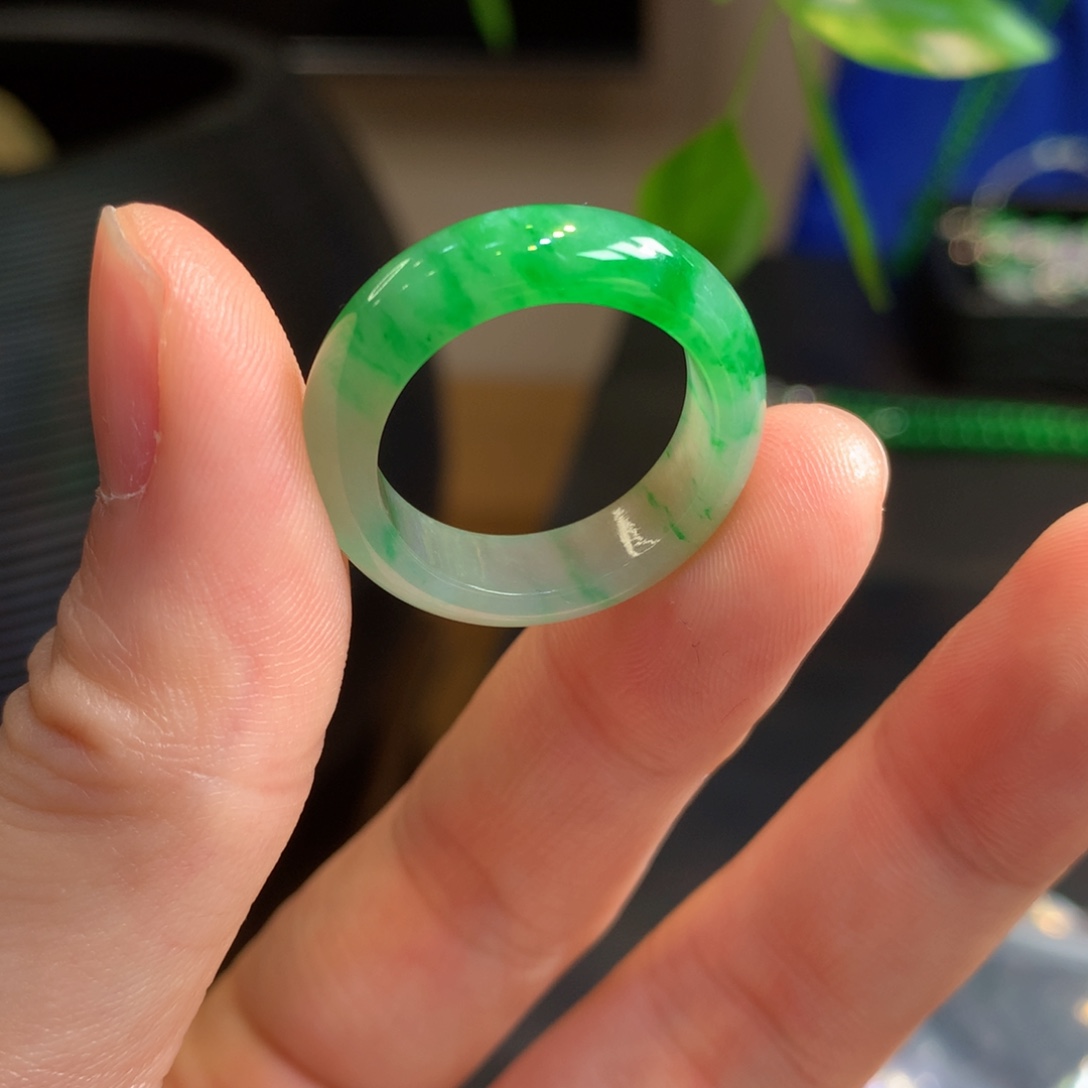 翡翠未镶嵌戒指翡半山水飘绿戒圈