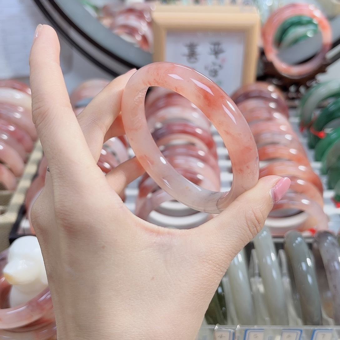 石英质玉手镯未镶嵌一****?